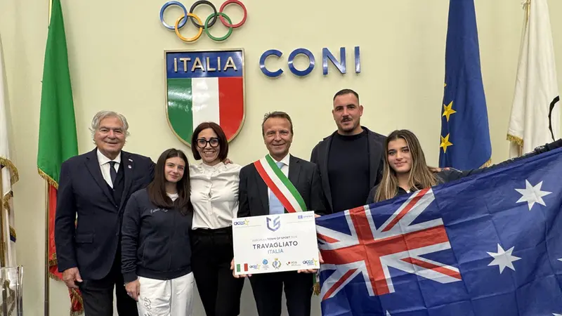 Il sindaco di Travagliato Renato Pasinetti con i suoi consiglieri e la ginnasta australiana che si allena con l'Estate '83