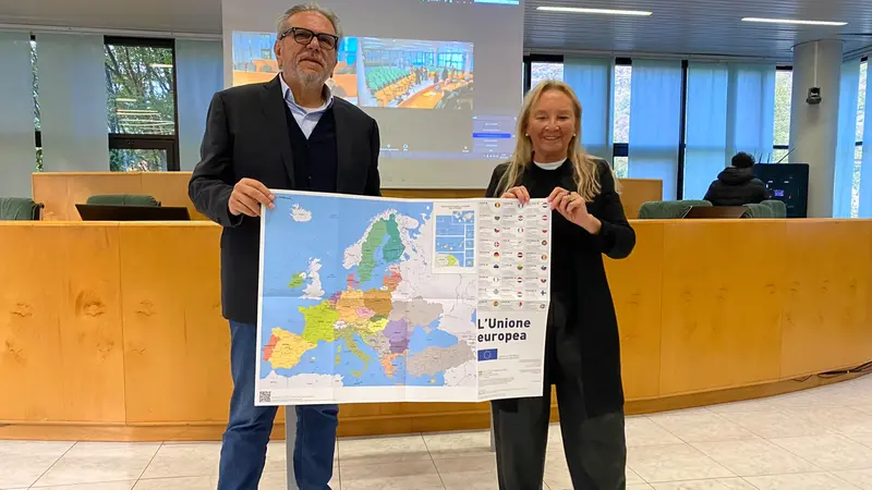 La firma del protocollo in Comunità Montana: Tiziano Pavoni e Rosaria Paterlini