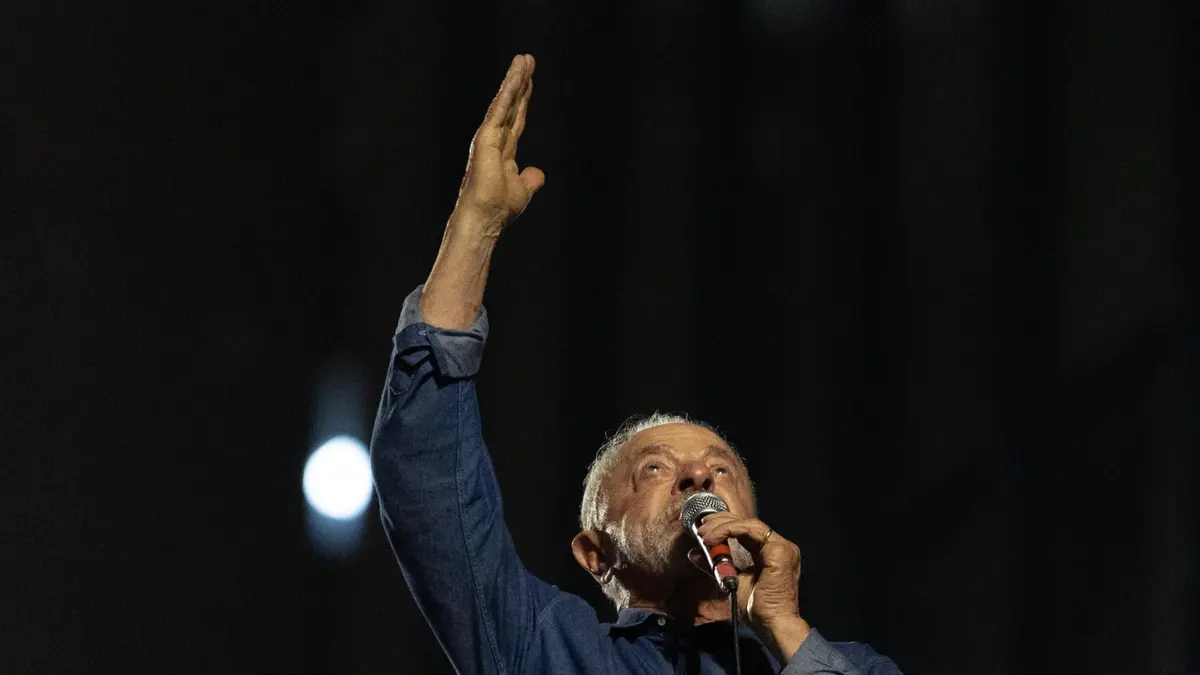 Lula durante i festeggiamenti per la vittoria - Foto Epa/Isaac Fontana © www.giornaledibrescia.it