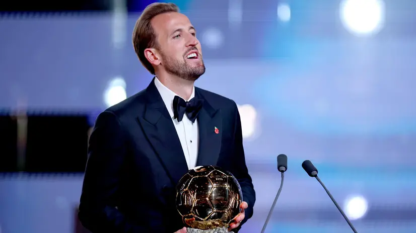 Harry Kane col Pallone d'Oro - Foto Epa/Tolga Akmen © www.giornaledibrescia.it