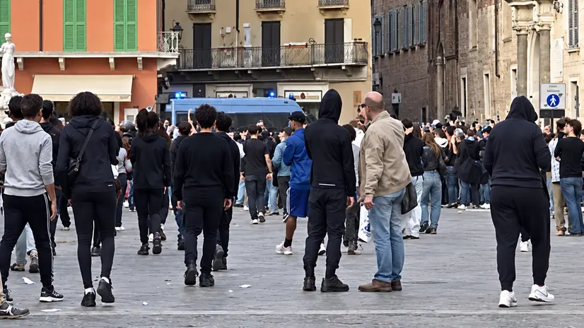 La folla durante gli scontri in piazza Paolo VI