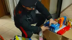 Un carabiniere con la merce sospetta