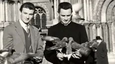 Franco Mondo e il curato don Giovita Casali nel 1958 a Venezia