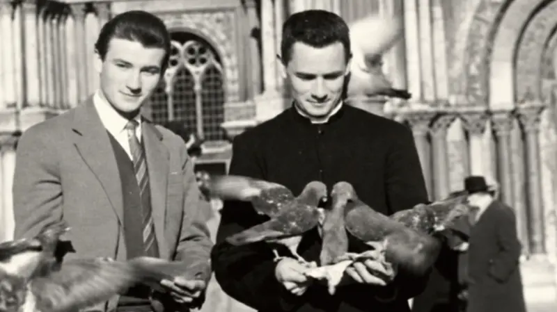 Franco Mondo e il curato don Giovita Casali nel 1958 a Venezia