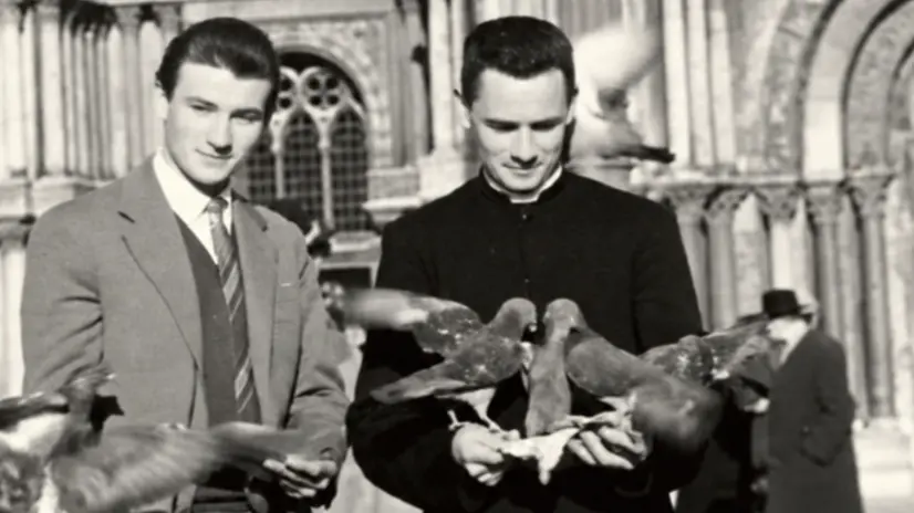 Franco Mondo e il curato don Giovita Casali nel 1958 a Venezia