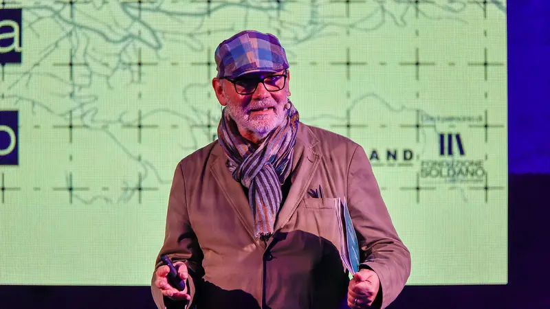 L'architetto Andreas Kipar durante la presentazione del piano alla cittadinanza il 9 ottobre 2026 - Foto Davide Brunori