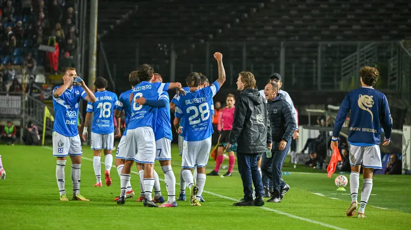 La felicità dei giocatori dell'Union Brescia dopo la vittoria di sabato contro il Cittadella