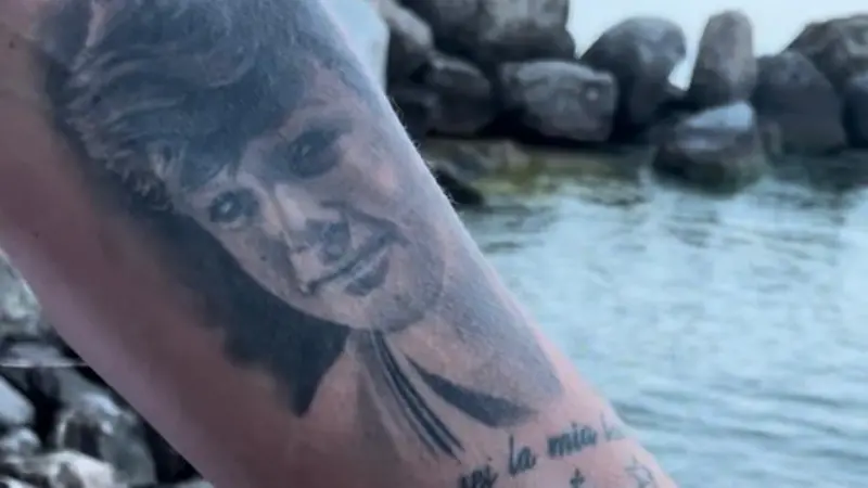 I genitori si sono tatuati il volto del figlio