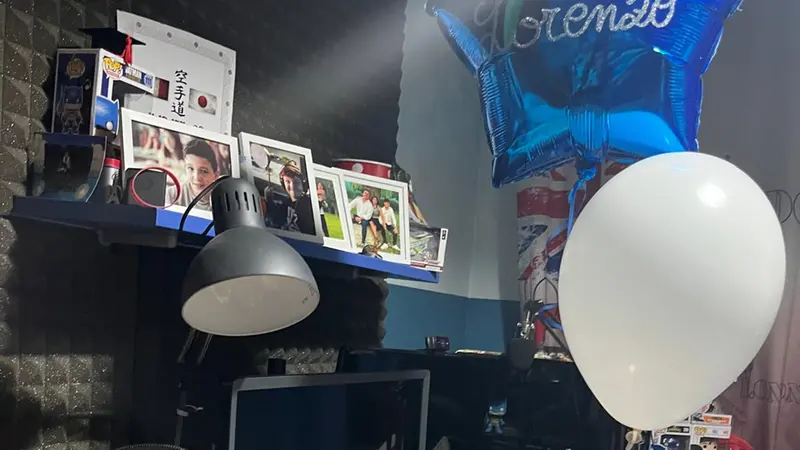 La camera del ragazzino rimasta come quando è morto