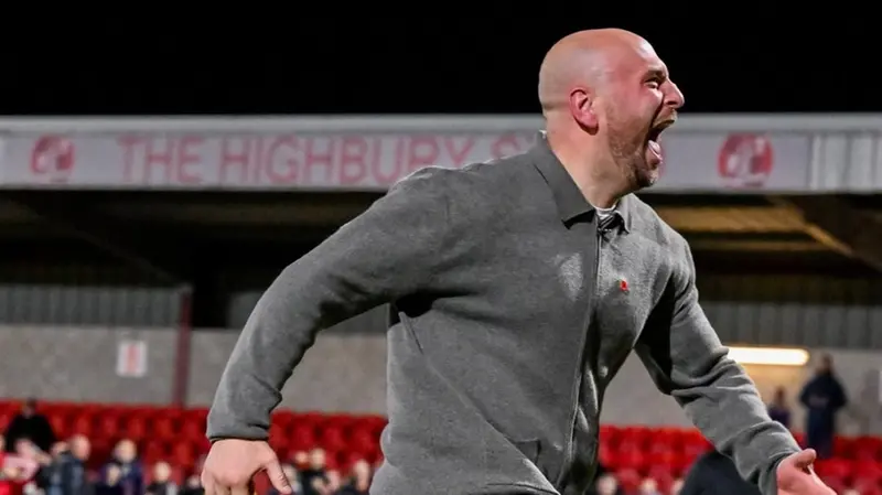 L'urlo di gioia del tecnico del Fleetwood Town Matt Lawlor - Foto pagina Instagram Fleetwoodtownfc