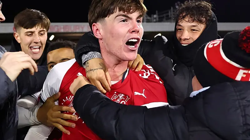 La festa dei giocatori del Fleetwood Town coi tifosi - Foto pagina Instagram Fleetwoodtownfc