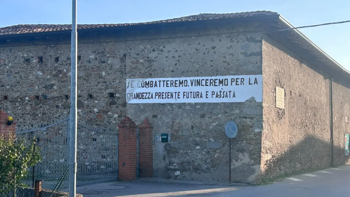 La scritta fascista a Pontenove, frazione di Bedizzole - © www.giornaledibrescia.it
