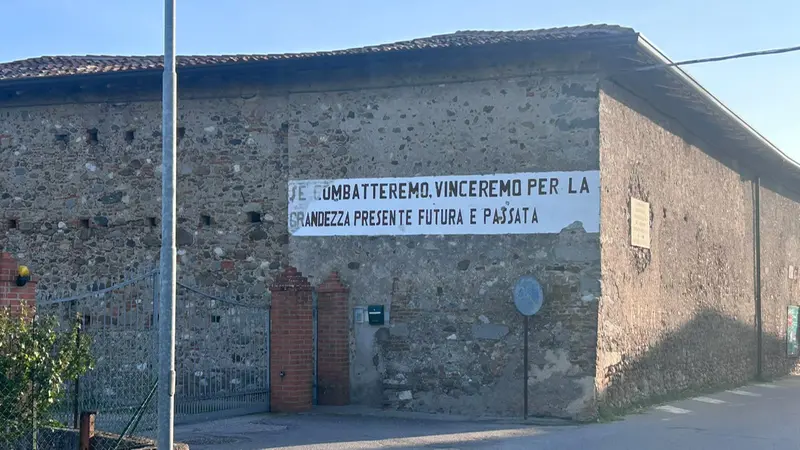 La scritta fascista a Pontenove, frazione di Bedizzole - © www.giornaledibrescia.it