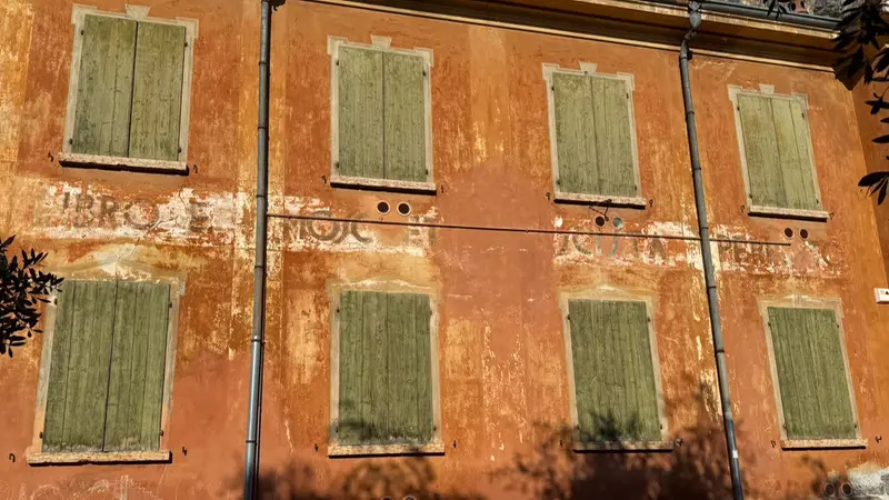 Quel che resta della scritta fascista a Campione del Garda - © www.giornaledibrescia.it