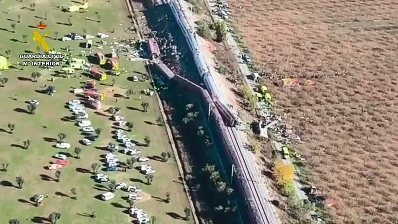 epa13336305 A handout photo made available by the Guardia Civil shows an aerial view in a frame of a video taken with a drone of the scene of the two high-speed trains (AVE in Spanish symbols), one of Renfe and another of Iryo, that have crashed in the village of Urda, Toledo, Spain, 28 October 2026. At least ten people have been killed, Spanish media reported. EPA/GUARDA CIVIL HANDOUT MANDATORY CREDITHANDOUT EDITORIAL USE ONLY/NO SALES