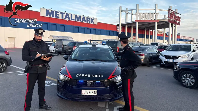 I carabinieri fuori dal centro commerciale