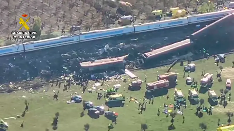 epa13336337 A handout photo made available by the Guardia Civil shows an aerial view in a frame of a video taken with a drone of the scene of the two high-speed trains (AVE in Spanish symbols), one of Renfe and another of Iryo, that have crashed in the village of Urda, Toledo, Spain, 28 October 2026. At least ten people have been killed, Spanish media reported. EPA/GUARDA CIVIL HANDOUT MANDATORY CREDITHANDOUT EDITORIAL USE ONLY/NO SALES