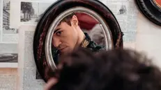 Un ragazzo allo specchio