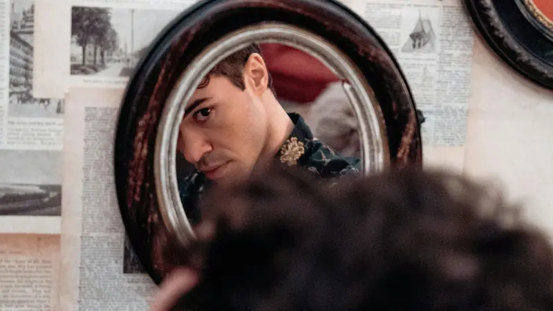 Un ragazzo allo specchio