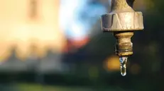 Acqua che esce dal rubinetto