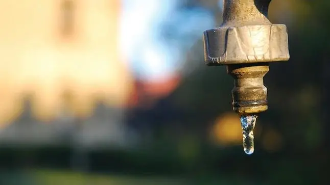 Acqua che esce dal rubinetto