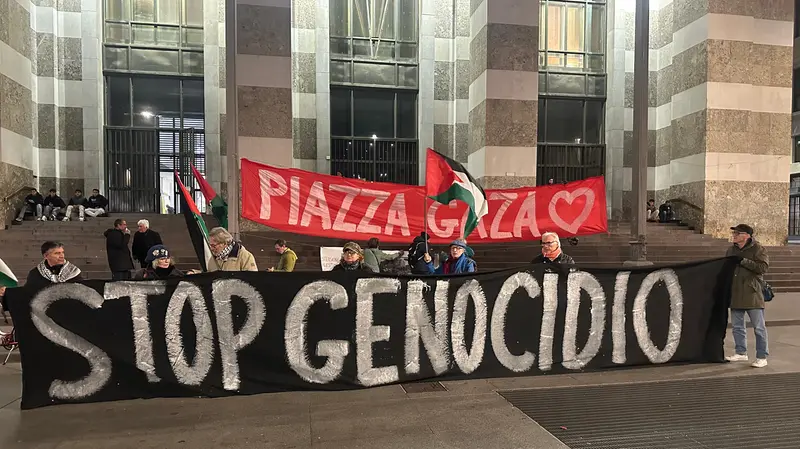 Gli attivisti del presidio permanente pro Pal in Piazza Vittoria