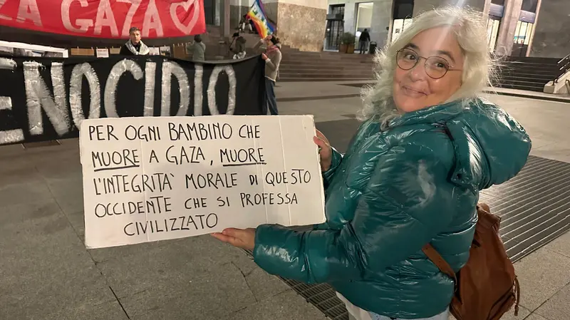 Sara è una delle anime del presidio permanente pro Pal di Brescia