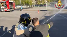 I Vigili del fuoco insieme ai bambini mentre svolgono alcune esercitazioni