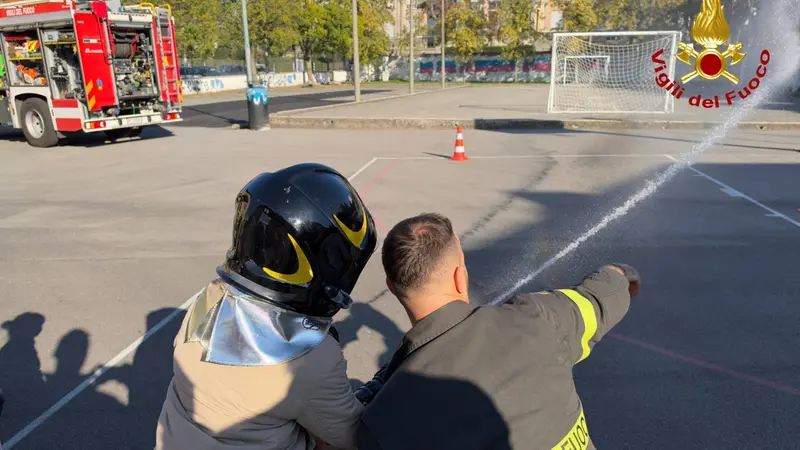 I Vigili del fuoco insieme ai bambini mentre svolgono alcune esercitazioni