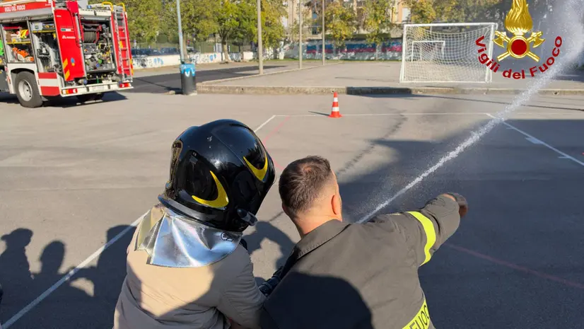 I Vigili del fuoco insieme ai bambini mentre svolgono alcune esercitazioni