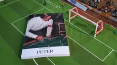 Il libro «Peter» sul panno del Subbuteo - © www.giornaledibrescia.it