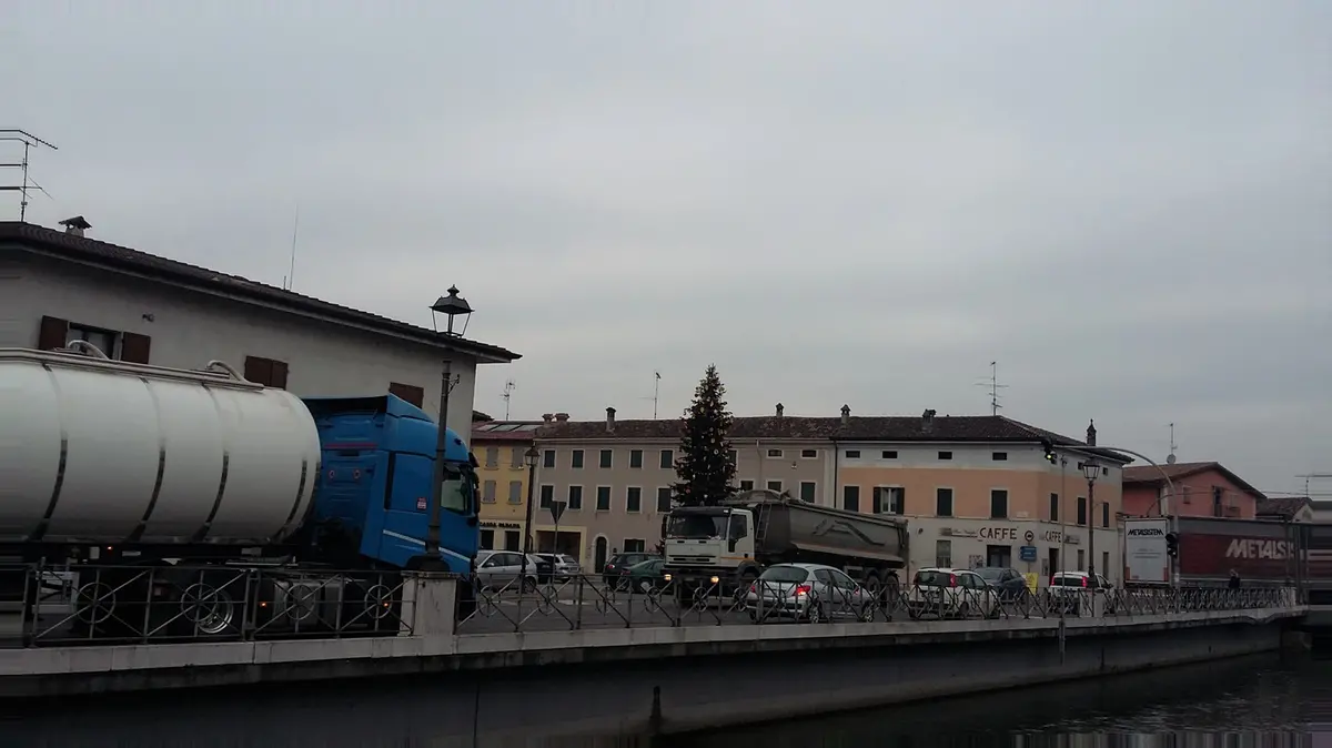 Da decenni in centro di Isorella è intasato dal traffico
