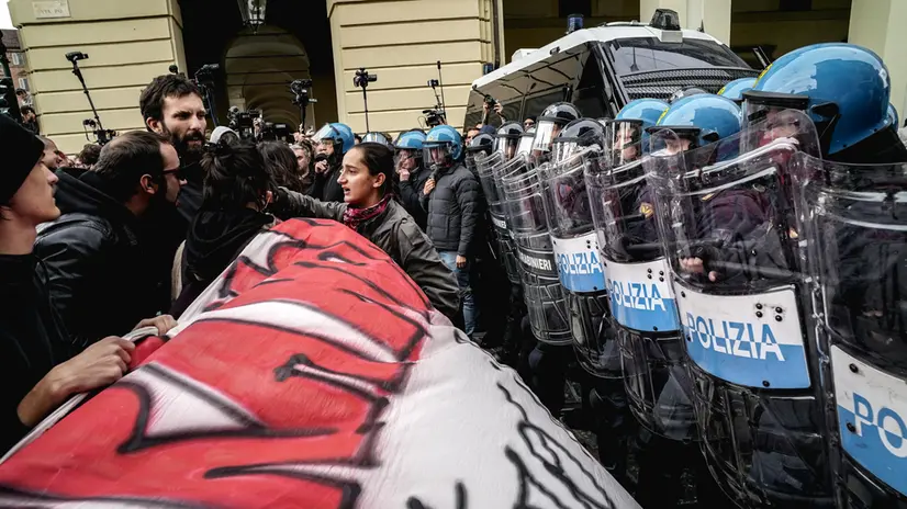 Tensioni tra manifestanti e forze dell'ordine a Torino - Foto Ansa © www.giornaledibrescia.it