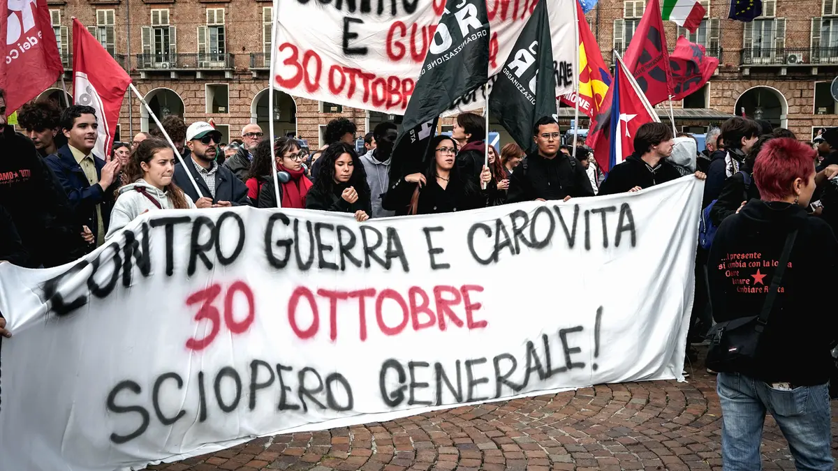 Un corteo di protesta contro il caro vita a Torino - Foto Ansa © www.giornaledibrescia.it