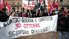 Un corteo di protesta contro il caro vita a Torino - Foto Ansa © www.giornaledibrescia.it