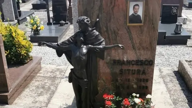La statua in bronzo rubata dalla tomba