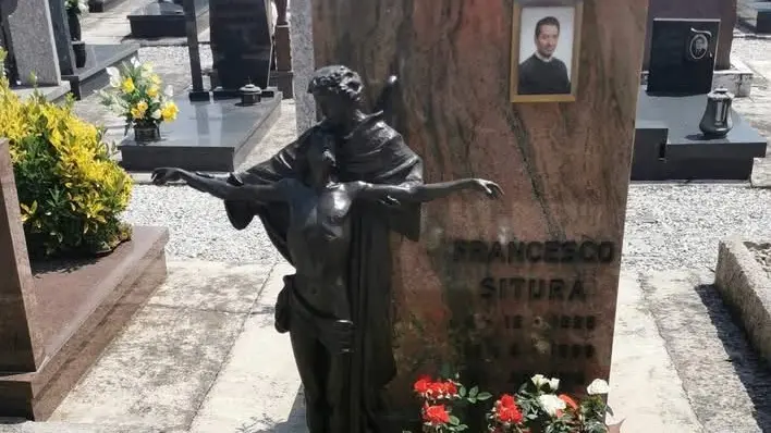 La statua in bronzo rubata dalla tomba