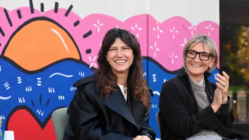 Elisa all'inaugurazione del murale a Brescia
