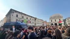 Sciopero: alcuni manifestanti occupano piazza Loggia