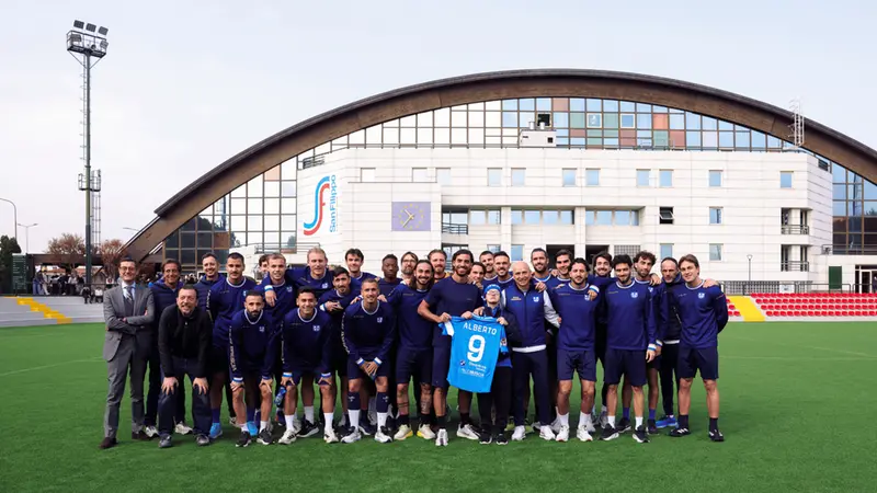 Alberto sorridente insieme a squadra e staff - Media house Union Brescia