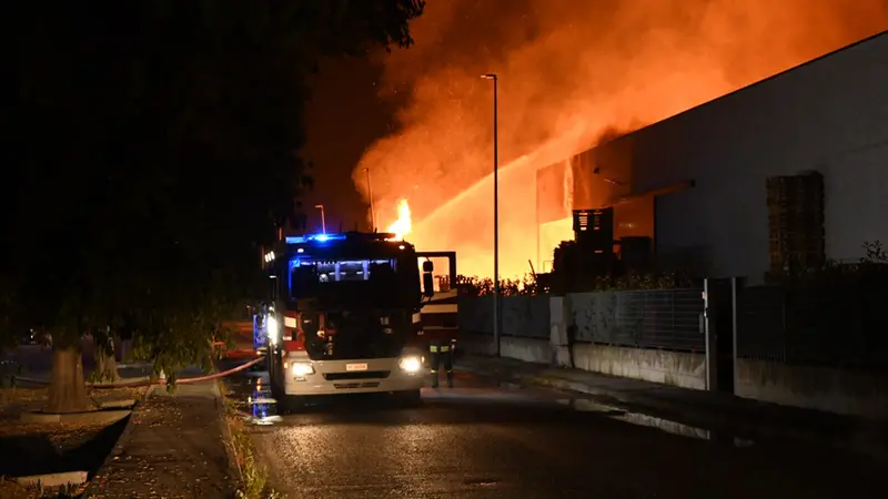 I Vigili del fuoco impegnati nello spegnimento dell'incendio