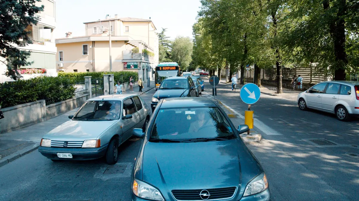 Auto in coda al passaggio a livello di via Cremona - © www.giornaledibrescia.it