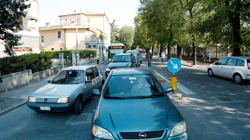 Auto in coda al passaggio a livello di via Cremona - © www.giornaledibrescia.it