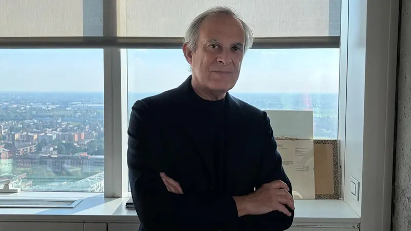 Lamberto Cremonesi nel suo ufficio