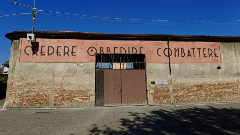 Il murale fascista ad Acquafredda - © www.giornaledibrescia.it