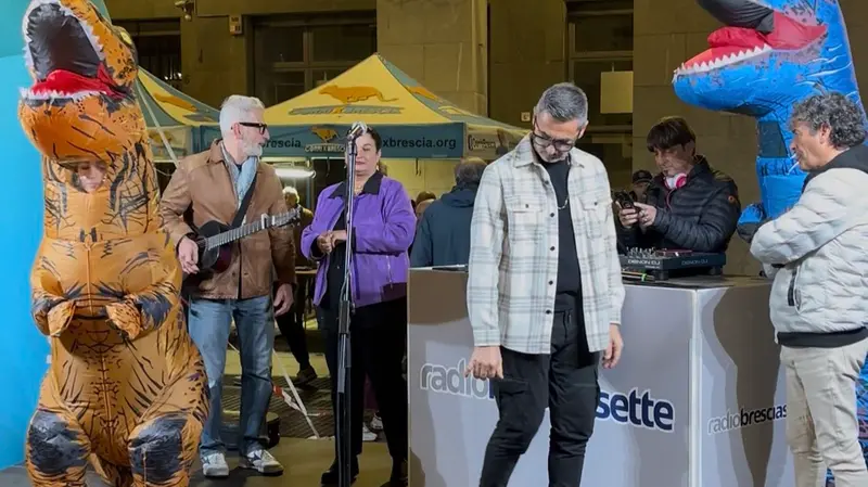 La squadra di Radio Bresciasette con i dinosauri