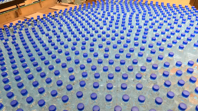 Bottiglie di acqua nello stabilimento di Boario (foto d'archivio) - Foto New Reporter Favretto © www.giornaledibrescia.it