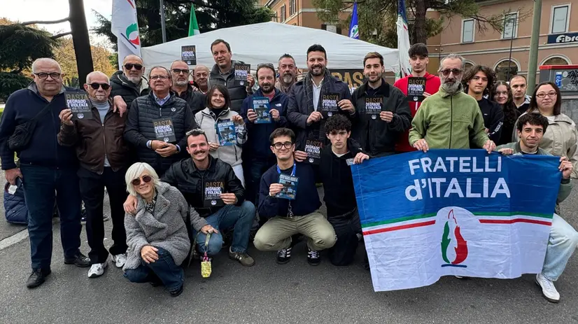 Il gazebo allestito da Fratelli d'Italia in piazza Garibaldi - © www.giornaledibrescia.it